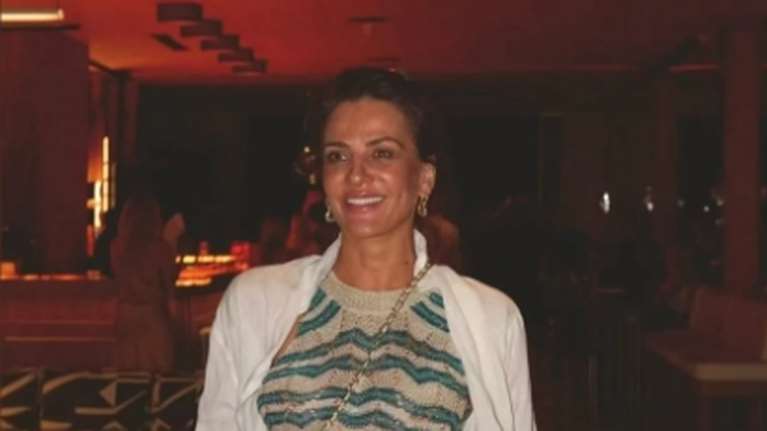 Η σέξι εμφάνιση της Δήμητρας Ματσούκα στα νότια προάστια: Το μίνι κροσέ φόρεμα που συνδύασε με ανδρικό λευκό πουκάμισο