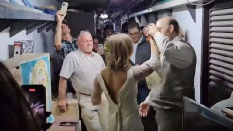 Νεόνυμφοι χορεύουν τον πρώτο τους χορό σε καταφύγιο στο Ισραήλ, ενώ πέφτουν βροχή οι πύραυλοι του Ιραν