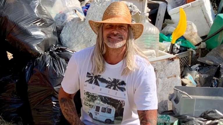 Χαλκιδική: Σουηδός τουρίστας καθάρισε... μόνος του παραλία - Δεν άντεχε να βλέπει τα σκουπίδια