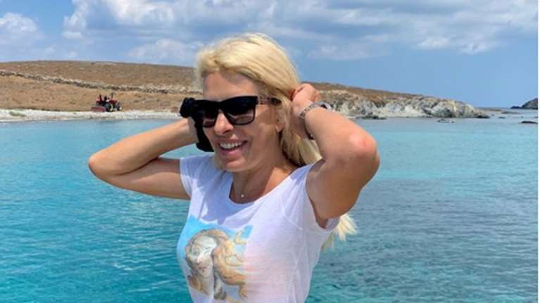 Στη Νάξο η Ελένη Μενεγάκη - Οι νέες φωτογραφίες και το τρυφερό μήνυμα