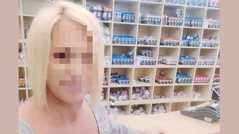 &quot;Σήμερα κρεμάω τα γοβάκια μου&quot;: Η συγκινητική ανάρτηση τρανς που της βρήκε δουλειά ο ΟΑΕΔ ως πωλήτρια