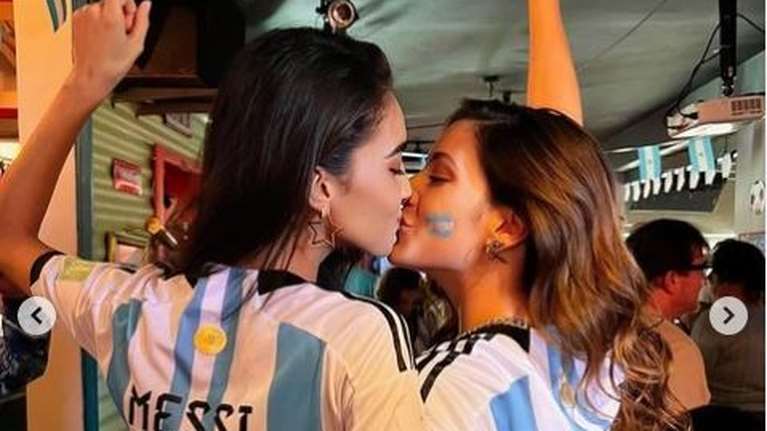 Μουντιάλ 2022: Με ένα καυτό φιλί γιόρτασαν η Μις Αργεντινή και η Μις Πουέρτο Ρίκο [Εικόνες]