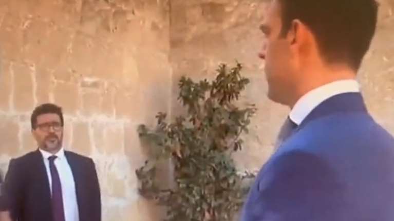 Ο αμήχανος Κασσελάκης με σταυρωμένα χέρια στον Εθνικό Ύμνο και ο διπλωματικός σύμβουλος του Τσίπρα τον διορθώνει [βίντεο]