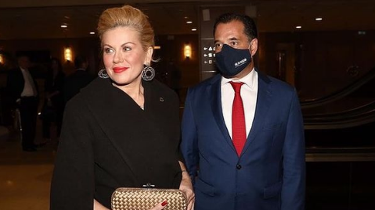 Ευχές στα αρχαία ελληνικά: Η γιορτινή φωτογραφία Άδωνι Γεωργιάδη και Ευγενίας Μανωλίδου με τα παιδιά τους