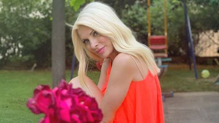 Η Ελένη Μενεγάκη επέστρεψε στην Αθήνα και αποκάλυψε τον λόγο