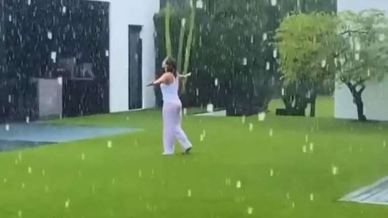 Τζένιφερ Λοπέζ: Χόρεψε στη βροχή και βούτηξε στην πισίνα με τις...πιτζάμες της! [Βίντεο]