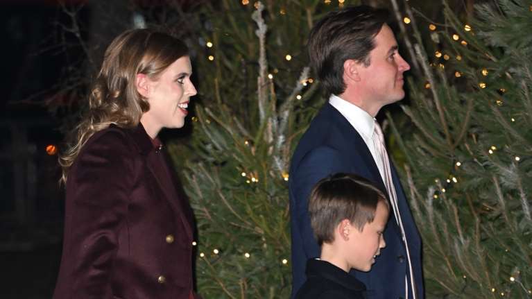 Λαμπερή με μπορντό: Η έγκυος πριγκίπισσα Βεατρίκη στήριξε την Κέιτ Μίντλετον μαζί με τον θετό γιο της