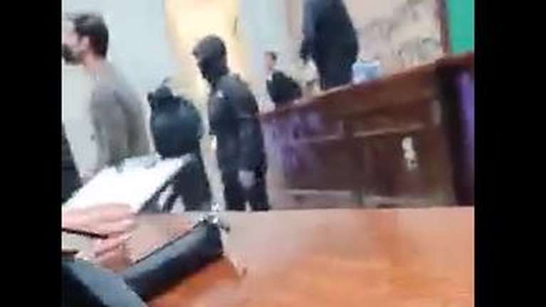 ΑΣΟΕΕ: Κουκουλοφόροι εισέβαλαν και ξυλοκόπησαν καθηγητή και φοιτητές - Το θύμα &quot;έδειξε&quot; συναδέλφους του ως ηθικούς αυτουργούς [Βίντεο]