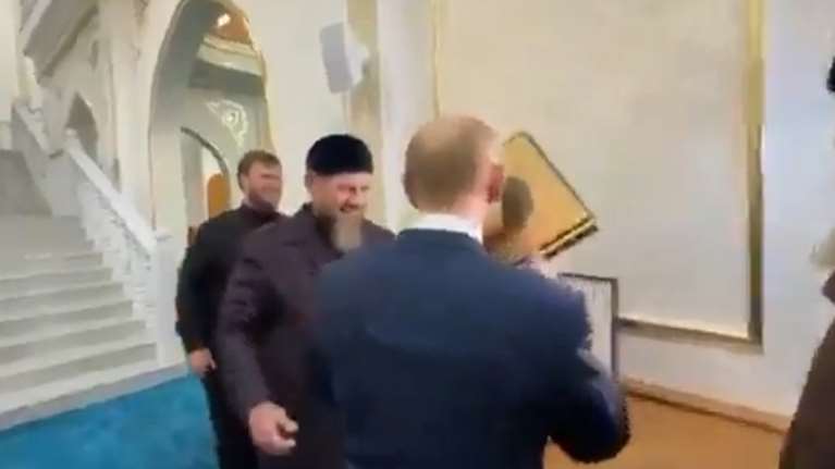 Ρωσία: Viral το φιλί του Πούτιν σε ένα χρυσό αντίγραφο του Κορανίου - Ήταν δώρο από τον Καντίροφ [βίντεο]