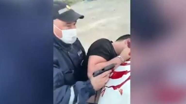 Εικόνες φρίκης στη Ρωσία: Αστυνομικός πυροβολεί και σκότωνει 19χρονο Αζέρο - &quot;Στο χώμα, τομάρι&quot; [Βίντεο]