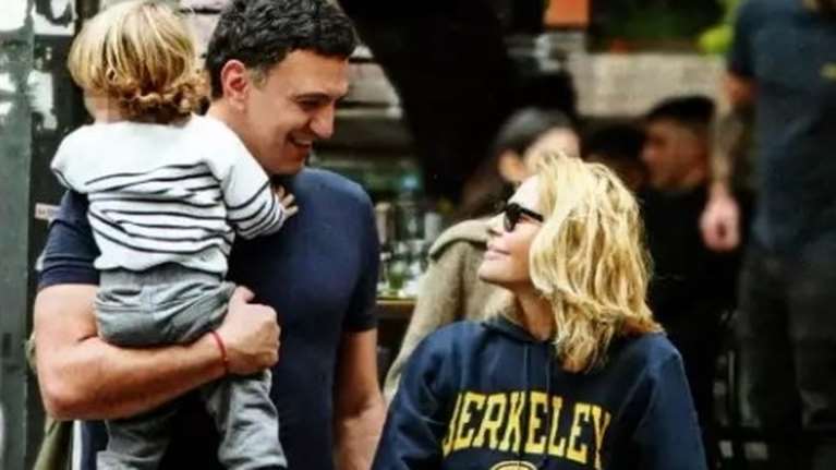 Τζένη Μπαλατσινού – Βασίλης Κικίλιας: Βόλτες στο Κολωνάκι, λίγο πριν τα γενέθλια του γιου τους [εικόνες]