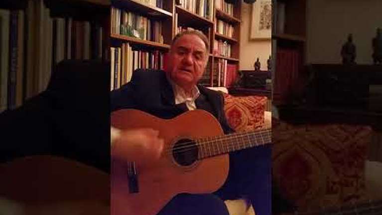 Θ. Κατσανέβας: Όταν τραγουδούσε και έπαιζε στην κιθάρα του την Αθανασία του Χατζιδάκι [βίντεο]