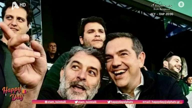 Συνάντηση Τσίπρα - Μπισμπίκη στις εξέδρες της Λεωφόρου - Μαζί με τα παιδιά του ο πρόεδρος του ΣΥΡΙΖΑ [εικόνες-βίντεο]