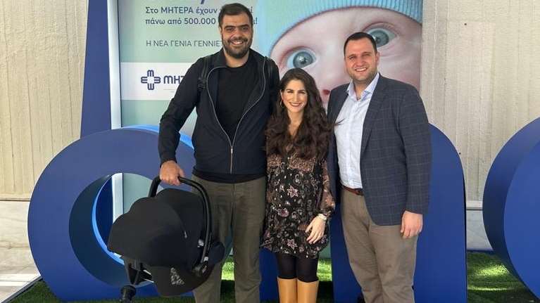 Παύλος Μαρινάκης: Εξιτήριο για τη σύζυγό του από το μαιευτήριο -Επιστρέφουν στο σπίτι με τον νεογέννητο γιο τους