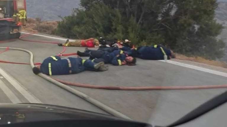 Χίος: Συγκλονιστική φωτογραφία από το μέτωπο της φωτιάς – Εξαντλημένοι πυροσβέστες κοιμούνται στη μέση του δρόμου