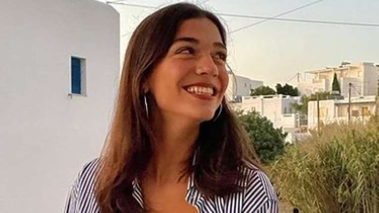 Το κυκλαδίτικο look της Μελίνας Νικολαϊδη: Με φλοράλ deux pieces και ροζ headscarf στην Κύθνο