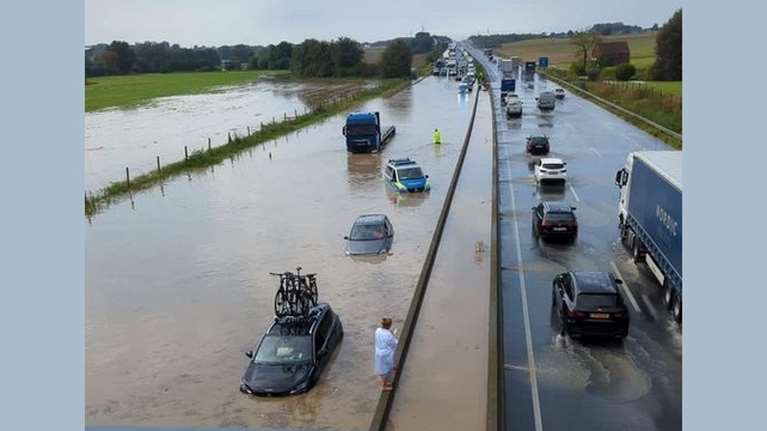 Ο δημοσιογράφος Παντελής Βαλασσόπουλος μας δείχνει τι έγινε στη Γερμανία με μια ξαφνική νεροποντή