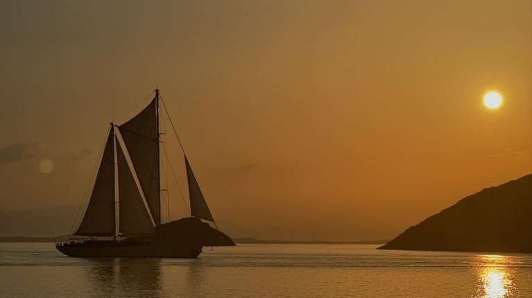 Η Μαρί Σαντάλ απολαμβάνει το ηλιοβασίλεμα στα ελληνικά νησιά μαζί με τον γιο της Αριστείδη