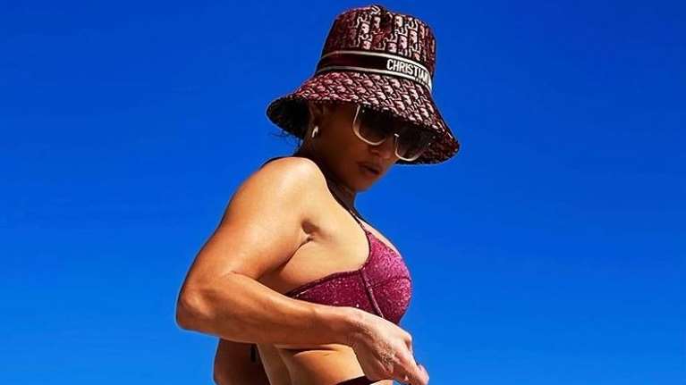 Ζουμερή με κυτταρίτιδα: Ετσι είναι το αληθινό κορμί της Τζένιφερ Λόπεζ