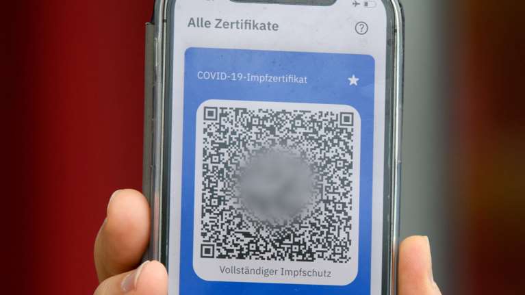 Εμβολιασμοί: Πώς μπορούν να καταχωρίσουν το πιστοποιητικό οι άνω των 60 Έλληνες του εξωτερικού