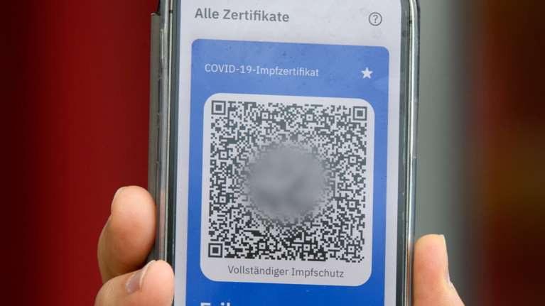 Κορονοσκάνδαλο στη Θεσσαλονίκη: Πήγαν Γερμανία με rapid test και γύρισαν &quot;εμβολιασμένες&quot; με πλαστά πιστοποιητικά