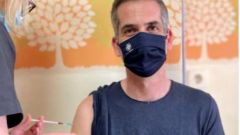 Fake news ότι ο Μπακογιάννης εμβολιάστηκε με το... καπάκι - Την &quot;πάτησε&quot; και η Ακρίτα, κατέβασε την ανάρτηση