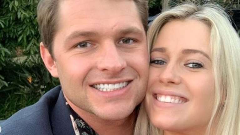 Πριγκίπισσα Νταϊάνα: Η πανέμορφη ανιψιά της, Αμέλια Σπένσερ ανεβαίνει τα σκαλιά της εκκλησίας [Εικόνες]