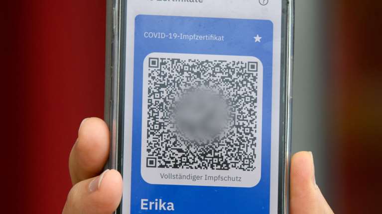 Κύκλωμα πλαστών πιστοποιητικών εμβολιασμού: Πωλούνται στο ίντερνετ έναντι 200 ευρώ το ένα