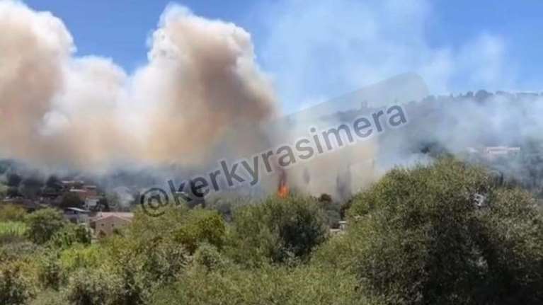 Πυρκαγιά στην Κέρκυρα: Η φωτιά καίει κοντά σε σπίτια στην Αγία Γουργή - Επιτόπου επίγειες και εναέριες δυνάμεις [Βίντεο]