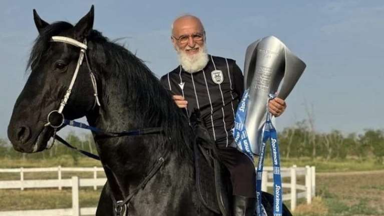 Ιβάν Σαββίδης: Η φωτογραφία με την κούπα πάνω στο μαύρο άλογο - Η νέα εμφάνιση