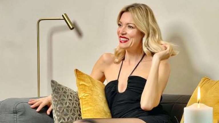 Η Βίκυ Καγιά ποζάρει στο στολισμένο σπίτι της - Το πανύψηλο χριστουγεννιάτικο δέντρο και η τέλεια διακόσμηση