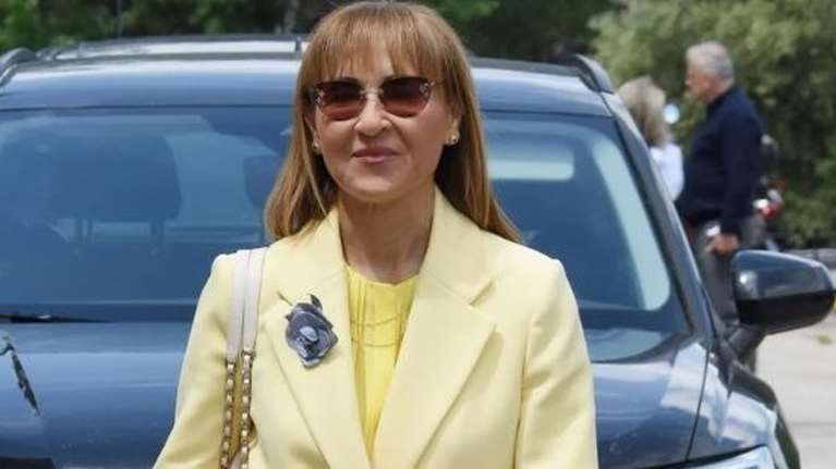 Μάρα Ζαχαρέα: Με oversized σακάκι, τζιν καμπάνα και τρίχρωμες πλεκτές γόβες στην ΕΡΤ