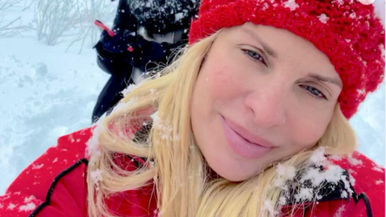 Ελένη Μενεγάκη: Παιχνίδια στο χιόνι με την οικογένειά της [εικόνες]