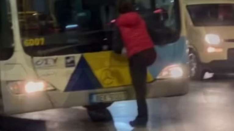 Απίστευτο περιστατικό στο κέντρο της Αθήνας: Γυναίκα έβριζε και χτυπούσε λεωφορείο - Το έσπασε με... κλοτσιά [βίντεο]
