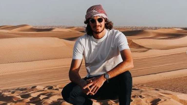 Αεράτος ο Τσιτσιπάς: Φωτογραφίζει τη σύντροφό του με μαγιό στο Ντουμπάι [εικόνες]