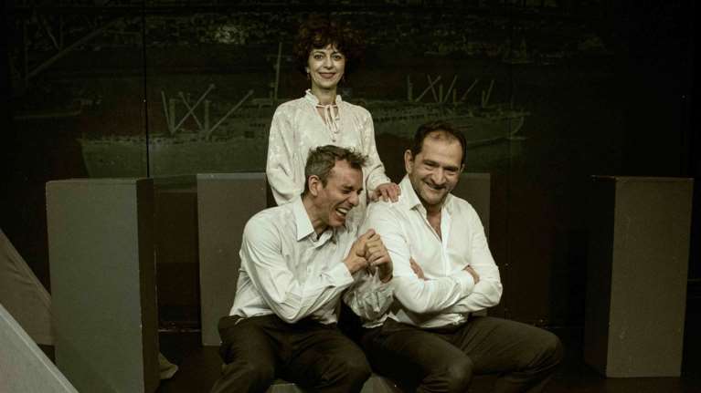 "Εφυγε με το Πατρις": Μια παράσταση καταγραφής, μνήμης και σεβασμού