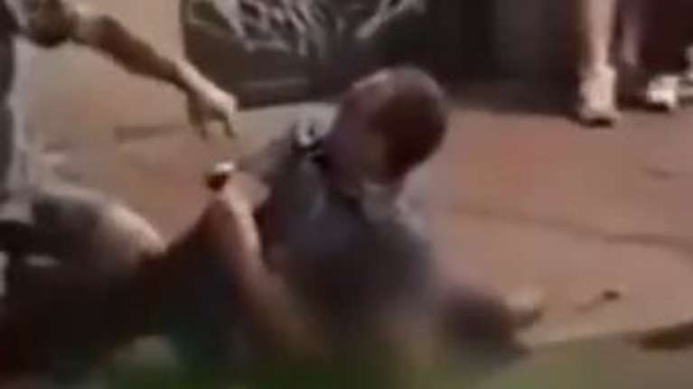 &quot;Θα τον πνίξεις τον άνθρωπο&quot;: Αστυνομικός εκτός υπηρεσίας στραγγάλισε στη μέση του δρόμου έναν κλέφτη στην Ισπανία [βίντεο]