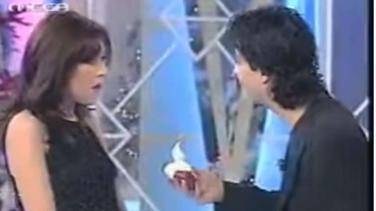 Παραμονή Πρωτοχρονιάς 1996: Ο  Σχοινάς έκανε την... on air πρόταση γάμου στην Γαρμπή που έμεινε στην ιστορία [βίντεο]