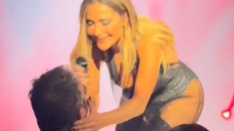 Το τρυφερό φιλί της Δέσποινας Βανδή στον Βασίλη Μπισμπίκη:  &quot;Έχει γενέθλια το αγόρι μου απόψε&quot; [βίντεο]