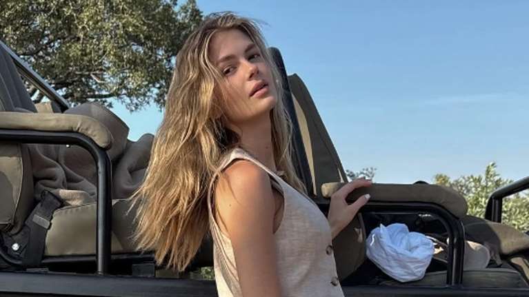 Αμαλία Κωστοπούλου: Κάνει σαφάρι στην Αφρική με άψογα look - Τα καπέλα, η κάπα και το σέξι φόρεμα