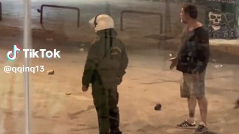 Ο Βασίλης Μπισμπίκης στα επεισόδια μεταξύ ΜΑΤ και οπαδών στη Λεωφόρο - Οι χειρονομίες και οι αποδοκιμασίες [βίντεο]