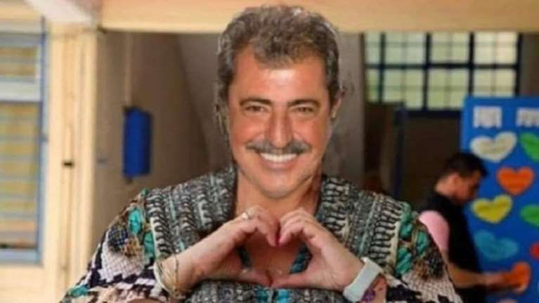 Η εικόνα του Παύλου Πολάκη που έγινε viral: Μοιράζει καρδιές όπως η Ζωή Κωνσταντοπούλου