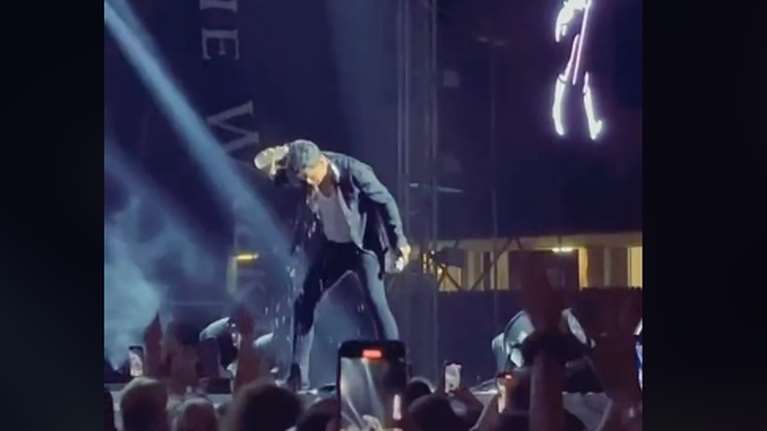 Viral στο TikTok ο χορός του Σάκη Ρουβά σε συναυλία - &quot;Εμείς δεν μπορούμε να πάμε μέχρι την κουζίνα&quot;