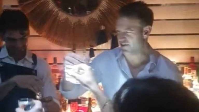 Ο Κασσελάκης κέρασε σφηνάκια σε μπαρ μετά την ομιλία του στην Πάτρα [εικόνες]