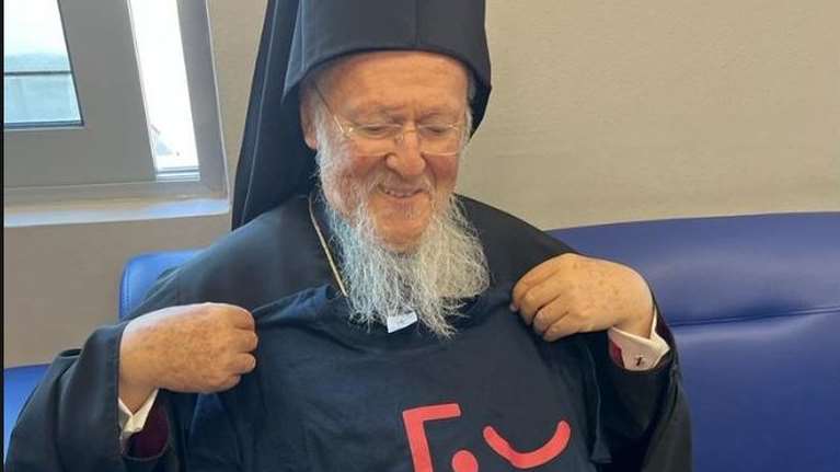 Ο Πατριάρχης Βαρθολομαίος με το T-shirt του Ertflix: &quot;Θα σας κάνω την καλύτερη διαφήμιση&quot;
