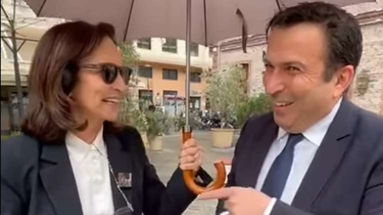 Διαμαντοπούλου - Παραστατίδης τρολάρουν το ψηφιακό φροντιστήριο: &quot;Όταν εμείς κάναμε Παρθενώνες, αυτοί τρώγανε βελανίδια&quot;