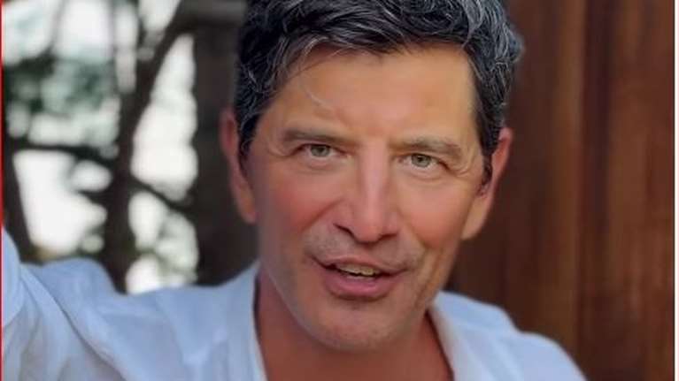 Ο Σάκης Ρουβάς μας ξεναγεί στο μποστάνι του και στο κοτέτσι του - Ο μικρόκοσμός του στον Νέο Βουτζά