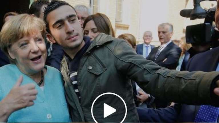 Ο διάσημος Σύρος πρόσφυγας  που έβγαζε σέλφι με τη Μέρκελ δουλεύει στη Deutsche Welle και κάνει ρεπορτάζ για μετανάστες