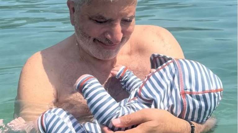 Γιώργος Πατούλης - Στη θάλασσα με τον 4 μηνών γιο του για το πρώτο του μπάνιο