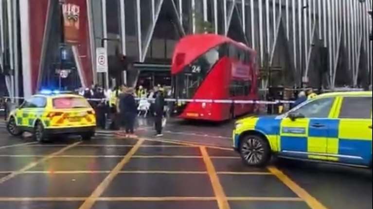 Σοκ στο Λονδίνο: Λεωφορείο έπεσε σε πεζούς - 17 τραυματίες [βίντεο]
